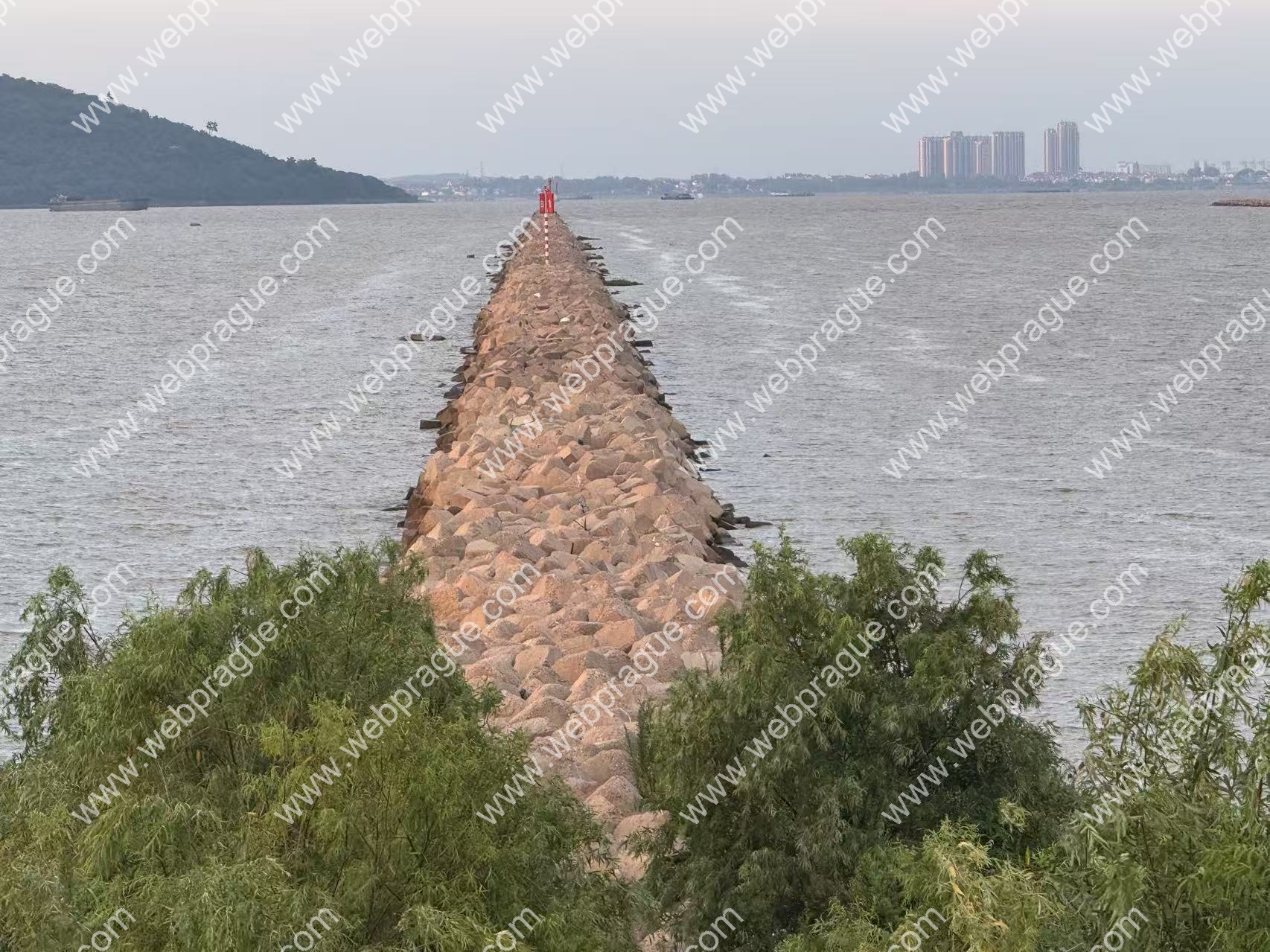 长堤漫步：一半山水，一半城