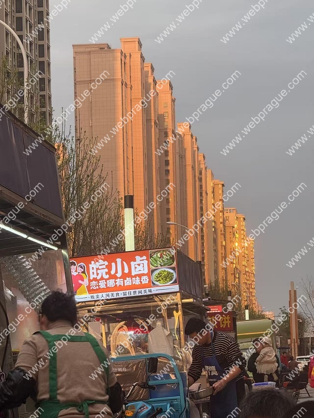 街头烟火：卤味摊旁，藏着平凡日子的小确幸